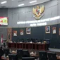 Wawako Padang Maigus Nasir mendengarkan Pidato Kenegaraan Presiden RI dalam rangka HUT ke-80 Kemerdekaan RI di Ruang Sidang DPRD Kota Padang, Jumat (15/8/2025). (Foto: Diskominfo Padang)