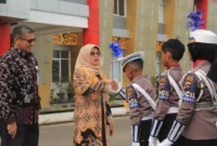 Wakil Bupati Dharmasraya Leli Arni didampingi Kepala Dinas Pendidikan, Bobby Perdana Riza menyalami Pocil. (Foto: Pemkab Dharmasraya) 