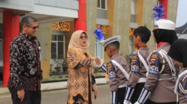 Wakil Bupati Dharmasraya Leli Arni didampingi Kepala Dinas Pendidikan, Bobby Perdana Riza menyalami Pocil. (Foto: Pemkab Dharmasraya) 