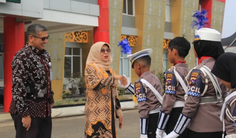 Wakil Bupati Dharmasraya Leli Arni didampingi Kepala Dinas Pendidikan, Bobby Perdana Riza menyalami Pocil. (Foto: Pemkab Dharmasraya) 
