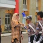 Wakil Bupati Dharmasraya Leli Arni didampingi Kepala Dinas Pendidikan, Bobby Perdana Riza menyalami Pocil. (Foto: Pemkab Dharmasraya) 