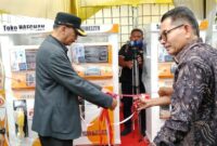 Bupati Pessel, Hendrajoni melakukan pengguntingan pita peluncuran Pom Migor di Kecamatan Lengayang, Kamis (22/8/2025). (Foto: Dok Kominfo Pessel)
