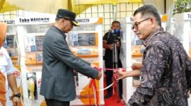 Bupati Pessel, Hendrajoni melakukan pengguntingan pita peluncuran Pom Migor di Kecamatan Lengayang, Kamis (22/8/2025). (Foto: Dok Kominfo Pessel)