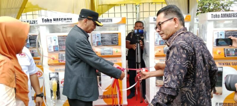 Bupati Pessel, Hendrajoni melakukan pengguntingan pita peluncuran Pom Migor di Kecamatan Lengayang, Kamis (22/8/2025). (Foto: Dok Kominfo Pessel)