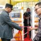 Bupati Pessel, Hendrajoni melakukan pengguntingan pita peluncuran Pom Migor di Kecamatan Lengayang, Kamis (22/8/2025). (Foto: Dok Kominfo Pessel)