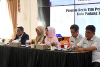 Ketua Tim Pembina Posyandu, Ny. Maria Feronika Hendri saat sosialisasi penguatan kelembagaan dan layanan Posyandu di Pendopo Rumah Dinas Wali Kota, Rabu (27/8/2025). (Foto: Kominfo Padang Panjang)