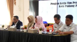 Ketua Tim Pembina Posyandu, Ny. Maria Feronika Hendri saat sosialisasi penguatan kelembagaan dan layanan Posyandu di Pendopo Rumah Dinas Wali Kota, Rabu (27/8/2025). (Foto: Kominfo Padang Panjang)