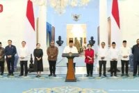 Presiden Prabowo Subianto didampingi pimpinan lembaga negara dan ketua umum partai politik menyampaikan keterangan pers di Istana Merdeka, Jakarta, Minggu (31/8/2025). (Foto: Sekretariat Presiden)