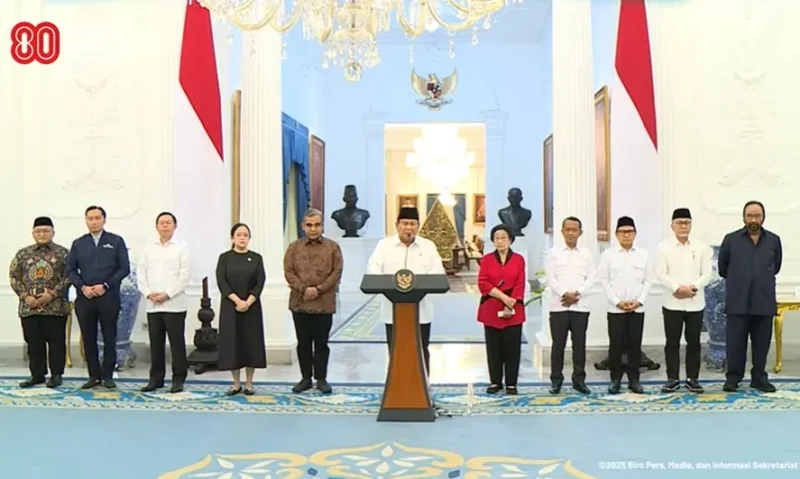 Presiden Prabowo Subianto didampingi pimpinan lembaga negara dan ketua umum partai politik menyampaikan keterangan pers di Istana Merdeka, Jakarta, Minggu (31/8/2025). (Foto: Sekretariat Presiden)