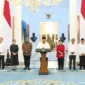 Presiden Prabowo Subianto didampingi pimpinan lembaga negara dan ketua umum partai politik menyampaikan keterangan pers di Istana Merdeka, Jakarta, Minggu (31/8/2025). (Foto: Sekretariat Presiden)