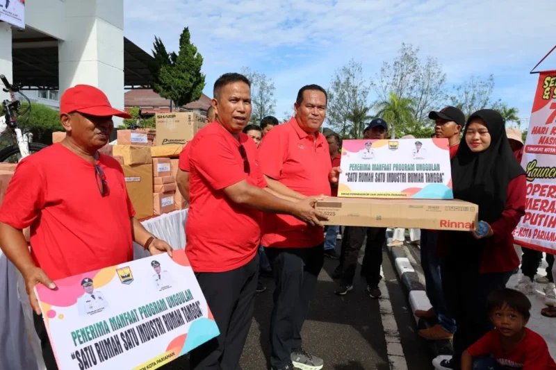 Wali Kota Pariaman Yota Balad meluncurkan program unggulan Satu Keluarga Satu Industri Rumah Tangga (IRT) di halaman Balai Kota Pariaman, Jumat (29/8/2025). (Foto: Kominfo Pariaman)