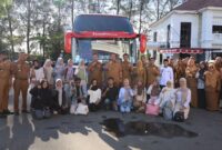 Wali Kota Pariaman, Yota Balad bersama Wakil Wali Kota, Mulyadi melepas langsung para mahasiswa di halaman Balai Kota, Senin (25/8). (Foto: Kominfo Pariaman)