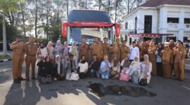 Wali Kota Pariaman, Yota Balad bersama Wakil Wali Kota, Mulyadi melepas langsung para mahasiswa di halaman Balai Kota, Senin (25/8). (Foto: Kominfo Pariaman)