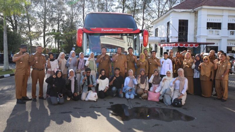 Wali Kota Pariaman, Yota Balad bersama Wakil Wali Kota, Mulyadi melepas langsung para mahasiswa di halaman Balai Kota, Senin (25/8). (Foto: Kominfo Pariaman)