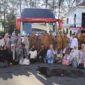 Wali Kota Pariaman, Yota Balad bersama Wakil Wali Kota, Mulyadi melepas langsung para mahasiswa di halaman Balai Kota, Senin (25/8). (Foto: Kominfo Pariaman)