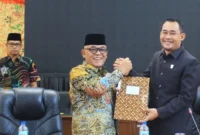 Bupati Pasbar, Yulianto menyampaikan jawaban atas laporan Bapemperda DPRD terkait pembahasan Ranperda RPJMD 2025–2029 di aula DPRD, Kamis (14/8/2025). (Foto: Kominfo Pasbar)
