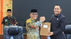 Bupati Pasbar, Yulianto menyampaikan jawaban atas laporan Bapemperda DPRD terkait pembahasan Ranperda RPJMD 2025–2029 di aula DPRD, Kamis (14/8/2025). (Foto: Kominfo Pasbar)