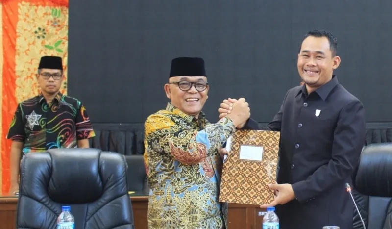 Bupati Pasbar, Yulianto menyampaikan jawaban atas laporan Bapemperda DPRD terkait pembahasan Ranperda RPJMD 2025–2029 di aula DPRD, Kamis (14/8/2025). (Foto: Kominfo Pasbar)