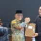 Bupati Pasbar, Yulianto menyampaikan jawaban atas laporan Bapemperda DPRD terkait pembahasan Ranperda RPJMD 2025–2029 di aula DPRD, Kamis (14/8/2025). (Foto: Kominfo Pasbar)