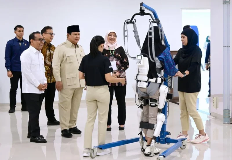 Presiden Republik Indonesia, Prabowo Subianto meninjau fasilitas di RSPON Mahar Mardjono, Jakarta, Selasa (26/8/2025). (Foto: BPMI Setpres)
