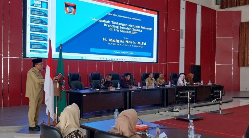 Wakil Wali Kota Padang Maigus Nasir membuka Rakor Kepala Sekolah dan Wakil Kurikulum SMP Swasta se-Kota Padang Tahun 2025, di Gedung Bagindo Aziz Chan, Balai Kota Aia Pacah, Senin (25/8/2025). (Foto: Diskominfo Padang)