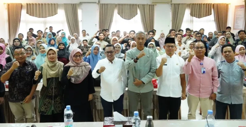 Bupati Tanah Datar Eka Putra membuka Rakor SLRT dan Sosialisasi DTSEN di Aula Kantor PKK Tanah Datar, Jumat (22/8/2025). (Foto: Prokopim Tanah Datar)