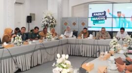 Pemko Padang menggelar Rapat Pengendalian Inflasi di Gedung Putih Rumah Dinas Wali Kota, Selasa (26/8/2025). (Foto: Diskominfo Padang)