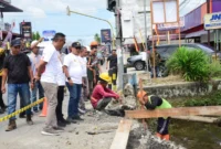 Bupati Padang Pariaman, John Kenedy Azis (JKA), meninjau progres rehabilitasi irigasi di Nagari Sicincin, Kecamatan 2x11 Enam Lingkung, Kamis (14/7/2025). (Foto: Kominfo Padang Pariaman)