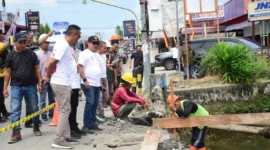 Bupati Padang Pariaman, John Kenedy Azis (JKA), meninjau progres rehabilitasi irigasi di Nagari Sicincin, Kecamatan 2x11 Enam Lingkung, Kamis (14/7/2025). (Foto: Kominfo Padang Pariaman)