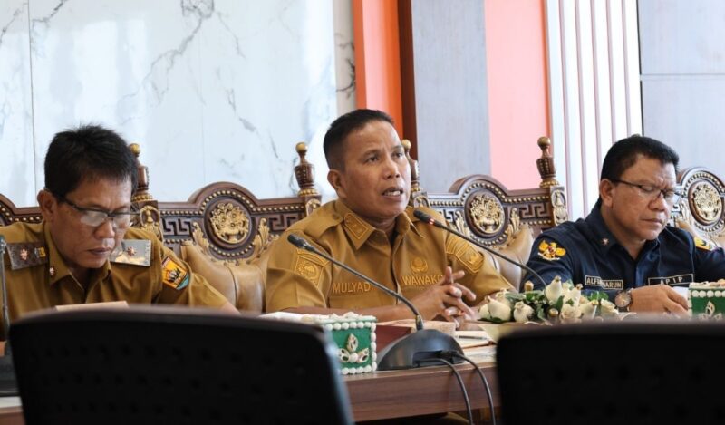 Wakil Wali Kota Pariaman saat Monitoring dan Evaluasi Matriks Tindak Lanjut Hasil AKIP 2024 di Ruang Rapat Wali Kota Pariaman, Selasa (26/8/2025). (Foto: Kominfo Pariaman)
