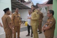 Wali Kota Padang, Fadly Amran meninjau kondisi sarana dan prasarana di SMPN 2 Padang, Senin (25/8/2025). (Foto: Prokopim Padang)