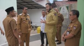 Wali Kota Padang, Fadly Amran meninjau kondisi sarana dan prasarana di SMPN 2 Padang, Senin (25/8/2025). (Foto: Prokopim Padang)