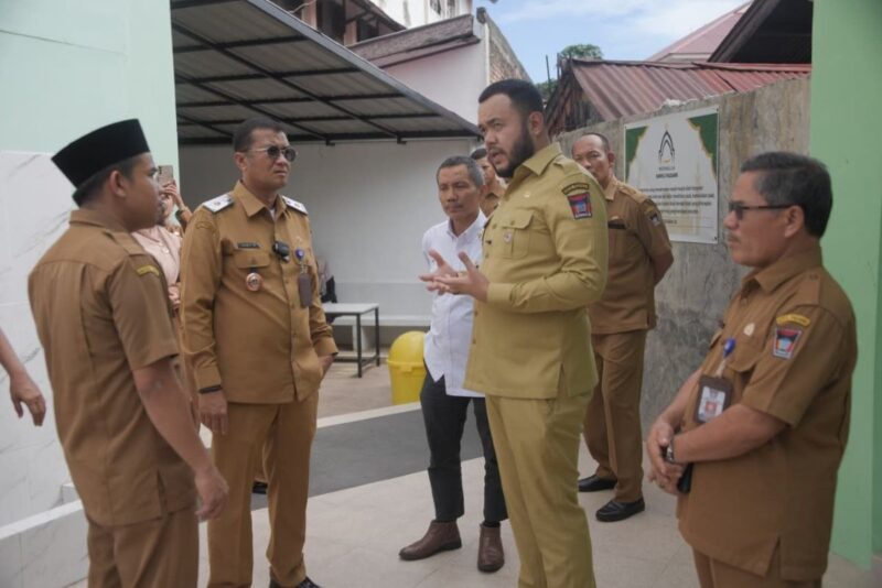 Wali Kota Padang, Fadly Amran meninjau kondisi sarana dan prasarana di SMPN 2 Padang, Senin (25/8/2025). (Foto: Prokopim Padang)