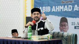 Ulama kharismatik Ahmad Al-Habsyi saat kegiatan Safari Dakwah di Masjid Nurul Iman, Senin (25/8/2025). (Foto: Diskominfo Padang)