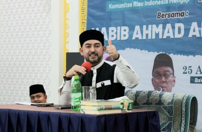 Ulama kharismatik Ahmad Al-Habsyi saat kegiatan Safari Dakwah di Masjid Nurul Iman, Senin (25/8/2025). (Foto: Diskominfo Padang)
