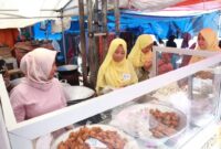 Santriwati kelas IX MTsS DMP Diniyyah Puteri melaksanakan Leadership Training Camp (LTC) di Pasar Pusat Padang Panjang, Jumat (22/8/2025). (Foto: Kominfo Padang Panjang)