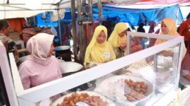 Santriwati kelas IX MTsS DMP Diniyyah Puteri melaksanakan Leadership Training Camp (LTC) di Pasar Pusat Padang Panjang, Jumat (22/8/2025). (Foto: Kominfo Padang Panjang)