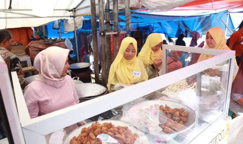 Santriwati kelas IX MTsS DMP Diniyyah Puteri melaksanakan Leadership Training Camp (LTC) di Pasar Pusat Padang Panjang, Jumat (22/8/2025). (Foto: Kominfo Padang Panjang)