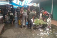 Satgas TMMD ke-125 Kodim 0310/SSD menggelar gotong royong membersihkan Pasar Pulau Punjung, Jumat (15/8/2025). (Foto: Pemkab Dharmasraya)