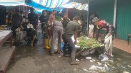 Satgas TMMD ke-125 Kodim 0310/SSD menggelar gotong royong membersihkan Pasar Pulau Punjung, Jumat (15/8/2025). (Foto: Pemkab Dharmasraya)