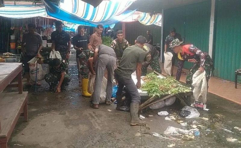 Satgas TMMD ke-125 Kodim 0310/SSD menggelar gotong royong membersihkan Pasar Pulau Punjung, Jumat (15/8/2025). (Foto: Pemkab Dharmasraya)