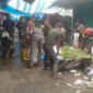 Satgas TMMD ke-125 Kodim 0310/SSD menggelar gotong royong membersihkan Pasar Pulau Punjung, Jumat (15/8/2025). (Foto: Pemkab Dharmasraya)