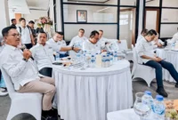 Bupati Solsel Khairunas menyampaikan aspirasi daerah saat Rapat Koordinasi Korwil APKASI wilayah Sumbar, Rabu (30/7/2025). (Foto: Humas Pemkab Solsel)