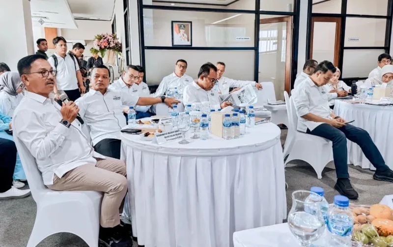 Bupati Solsel Khairunas menyampaikan aspirasi daerah saat Rapat Koordinasi Korwil APKASI wilayah Sumbar, Rabu (30/7/2025). (Foto: Humas Pemkab Solsel)