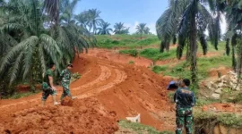 Dansatgas TNI TMMD ke-125 Kodim 0310/SS, Letkol Czi Joko Stradona, S.T, meninjau progres pembangunan badan jalan di Nagari Muaro Momong, Kecamatan Pulau Punjung, Kabupaten Dharmasraya, Sabtu (2/9/2025). (Foto: Pendim 0310/SS)