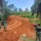 Dansatgas TNI TMMD ke-125 Kodim 0310/SS, Letkol Czi Joko Stradona, S.T, meninjau progres pembangunan badan jalan di Nagari Muaro Momong, Kecamatan Pulau Punjung, Kabupaten Dharmasraya, Sabtu (2/9/2025). (Foto: Pendim 0310/SS)