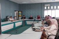 Ketua TP-PKK Pasbar), Ny. Sifrowati Yulianto saat Rakor persiapan di Aula Bappelitbangda Pasbar, Jumat (1/8/2025). (Foto: Diskominfo Pasbar)