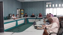Ketua TP-PKK Pasbar), Ny. Sifrowati Yulianto saat Rakor persiapan di Aula Bappelitbangda Pasbar, Jumat (1/8/2025). (Foto: Diskominfo Pasbar)