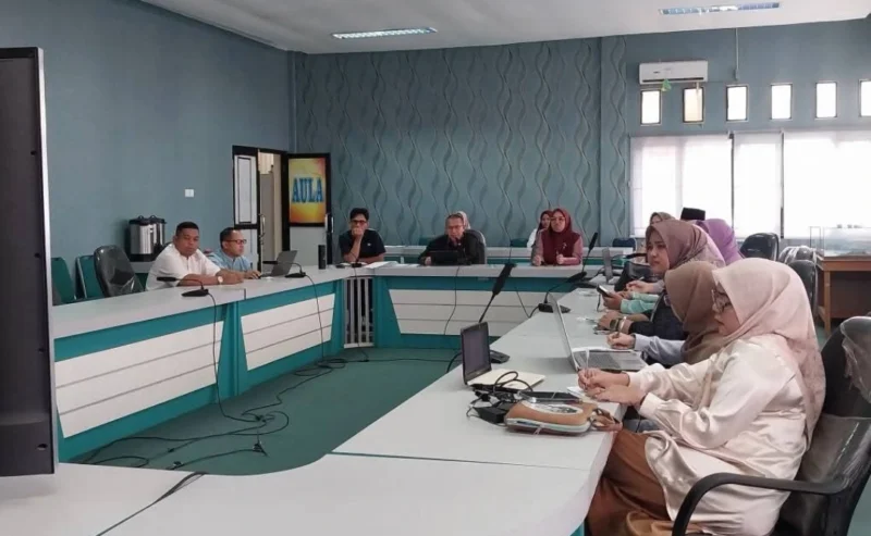 Ketua TP-PKK Pasbar), Ny. Sifrowati Yulianto saat Rakor persiapan di Aula Bappelitbangda Pasbar, Jumat (1/8/2025). (Foto: Diskominfo Pasbar)