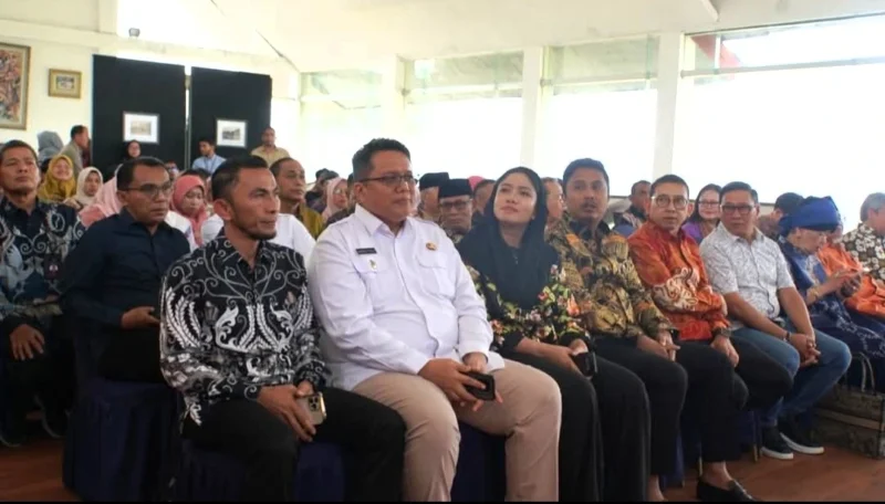 Wawako Padang Panjang, Allex Saputra menghadiri peluncuran buku Kartu Pos Bergambar karya Menteri Kebudayaan Fadli Zon bersama Mahpudi di Aia Angek Cottage, Sabtu (2/8/2025). (Foto: Kominfo Padang Panjang)